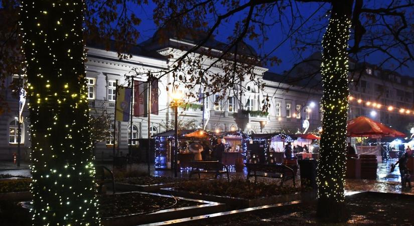 Forralt borral, kürtőskaláccsal is csábít a mesebeli hangulatot árasztó Adventi falu Szolnokon