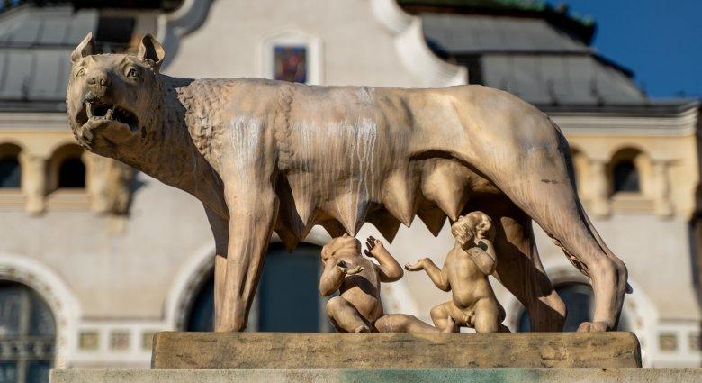 A marosvásárhelyi anyafarkas-szobor lábán levő sérülés miatt is Soós Zoltánt teszi felelőssé Ciprian Dobre