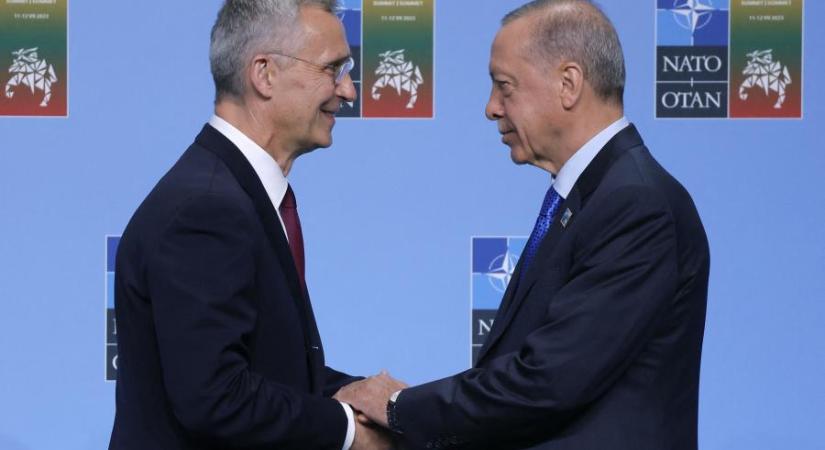 Jens Stoltenberg felszólította a török elnököt, hogy ne akadályozza tovább a svéd NATO-csatlakozás jóváhagyását