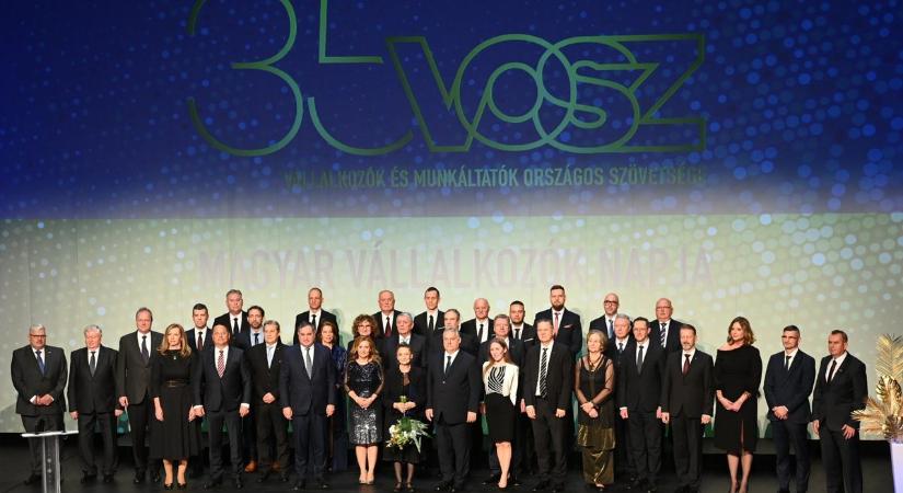 Dr. Gál Gábor a pénzügyminisztertől vette át az elismerést a VOSZ rendezvényén