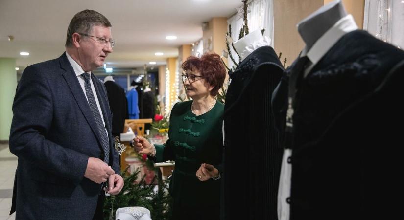 Karácsonyváró kiállítás nyílt az Új Városházán - fotókkal