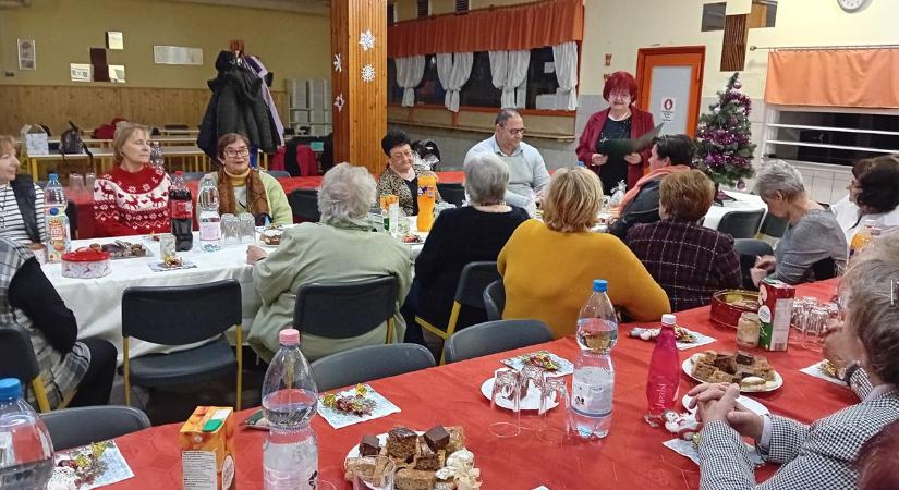 Nyugdíjas pedagógusok karácsonyoztak a Tóvárosiban