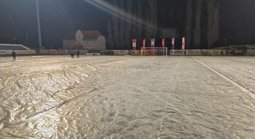 A legkorszerűbb elvek alapján küzd a kecskeméti fociklub az eső ellen: lefóliázták a pályát