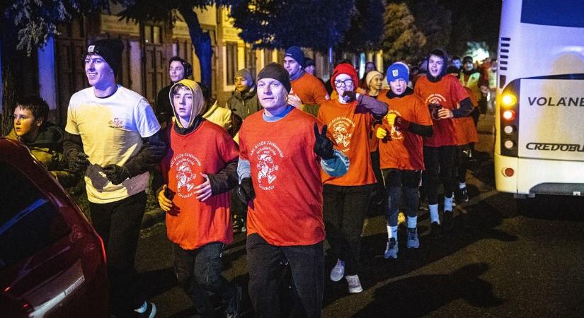 Jótevő Mikulásokként futottak Orosházán, hogy segítsenek