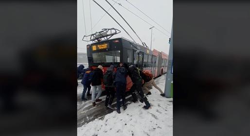 "Be kell tolni a trolit, ha suliba akarsz menni" – kellett egy kis segítség a 80-as trolibusznak a hóesésben