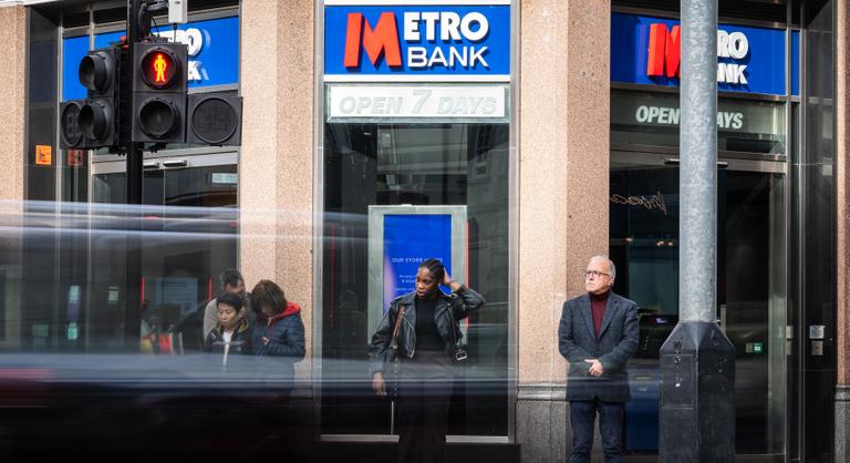 A Metro Bank több ezer dolgozója válik munkanélkülivé az ünnepek előtt