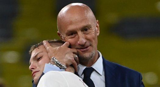 "Tombol a lelátó, Rossi varázsló..."