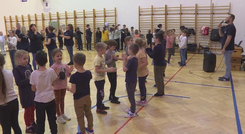 Körtáncot tanultak a gyerekek a német nemzetiségi táncbemutatón