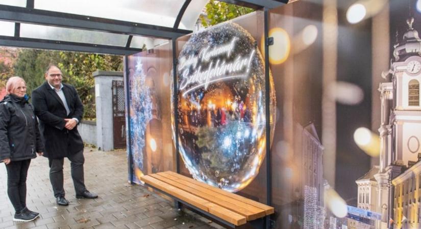 Ünnepi díszbe öltözött buszmegállók várják a járókelőket a Várkörúton, az Országzászló tér közelében