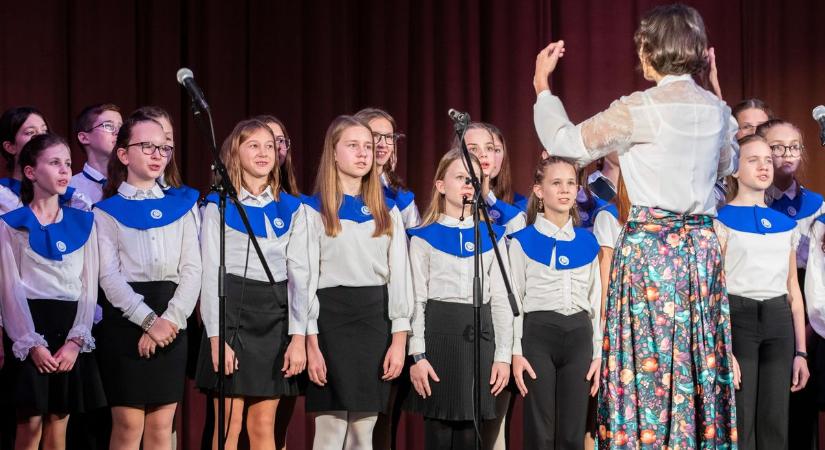 Teltház, kiemelkedő művészek, elgondolkodtató beszédek – ilyen volt a 18. adventi jótékonysági est