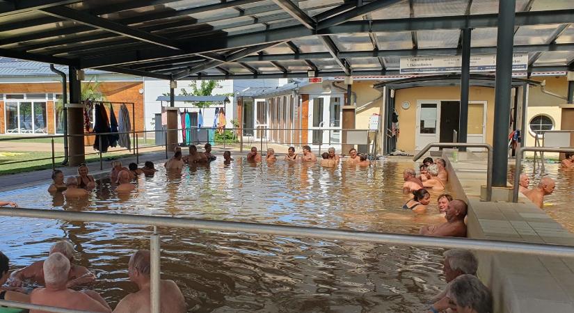 Kedvező árú alföldi fürdő kinti gyógymedencékkel, benti uszodával