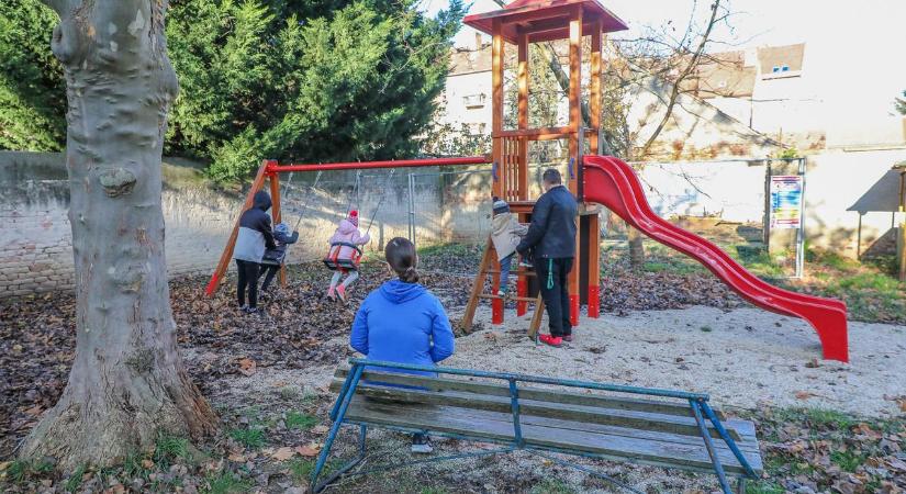Rugós mérleg, babaház, körforgó és padok - Ha olvasóink segítenek, új játszóterük lehet a bántalmazott gyermekeknek
