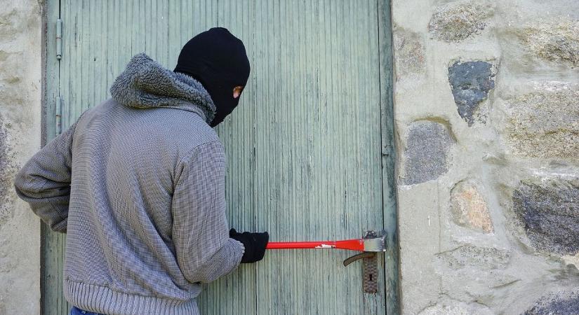 Vittek mindent a csopaki nyaralóból - rendőrkézen a betörőpáros (videó)