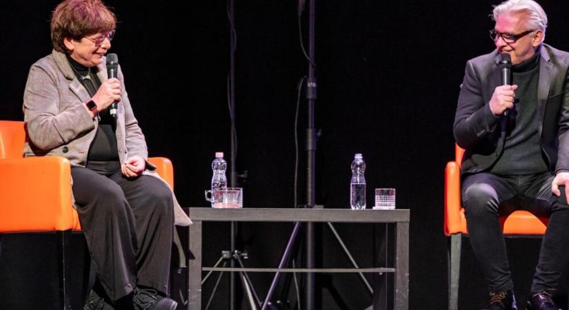 Ebből a könyvből tényleg halljuk Alföldi Róbert hangját