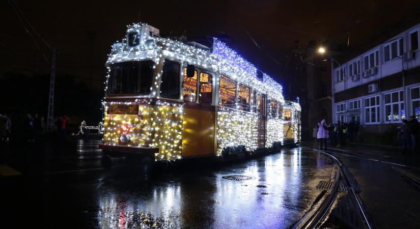 Elindultak az ünnepi fényvillamosok és fénybuszok Budapesten