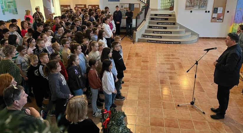 Meggyújtották az első adventi gyertyákat a kondorosi iskolában