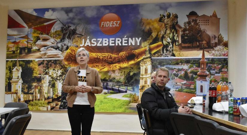 Megújult a jászberényi Fidesz székháza, fotófalat is avattak