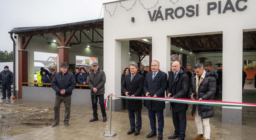 Az agrárminiszter is részt vett a téglási piac ünnepélyes átadóján