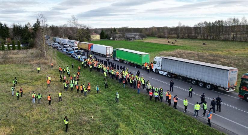 Rendőrségi bejelentés: káosz a határnál, nem boldogulnak az ukránokkal – kilométeres a kamionsor, terelnek a 4-esen és az M3-ason