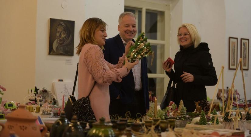 Vásár segíti az adventi készülődést Hatvanban  fotók
