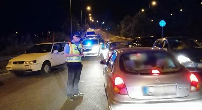 Két család gyermekei közötti szerelem robbantott ki konfliktust, karddal és vasvillával esett egymásnak 70 ember a nyílt utcán