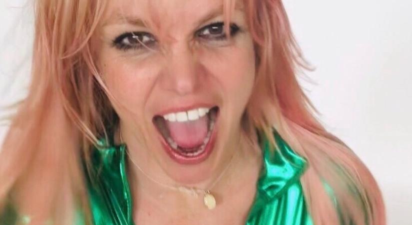 Britney Spears anyaszült meztelenül mutogatja fenekét és melleit