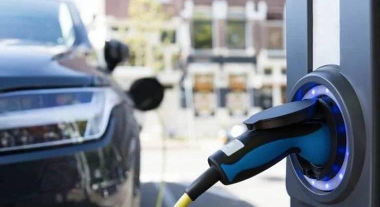 90 milliárdos támogatás jelentett be a kormány az elektromos autózásra