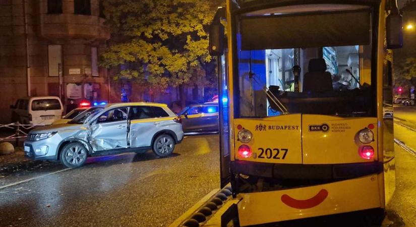 Nem vette észre a 6-os villamost a Suzuki sofőrje, kikanyarodott elé, csúnyán összeütköztek – helyszíni fotók