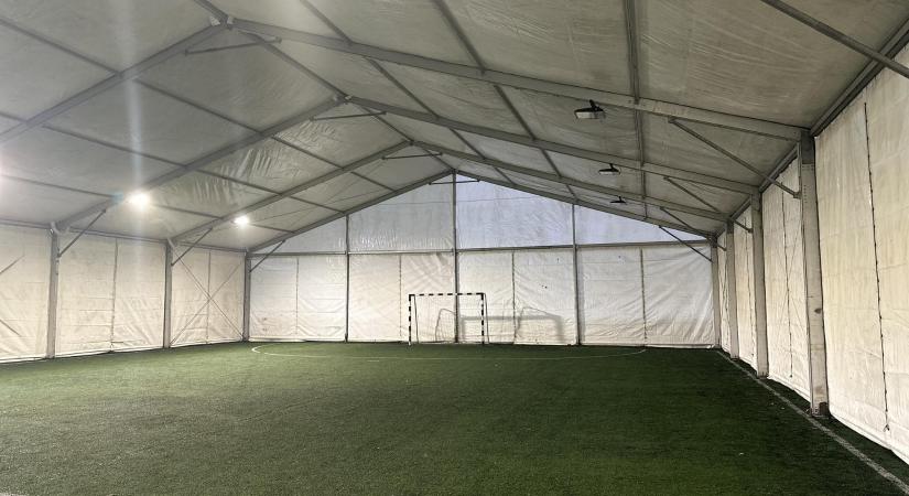 Elkészült a fedett pálya a Barátság parkban