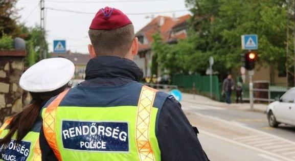 Több kilométeres a torlódás Záhonynál, a rendőrség eltereli a kamionokat
