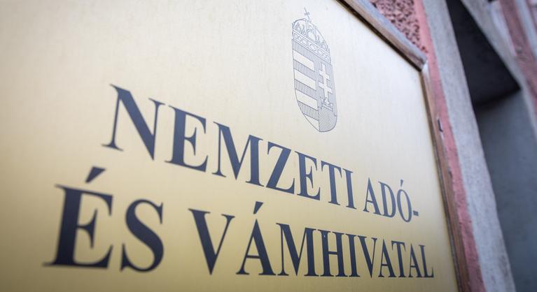 A NAV állati vizeletet talált egy parfümben, de nem ez a legrosszabb