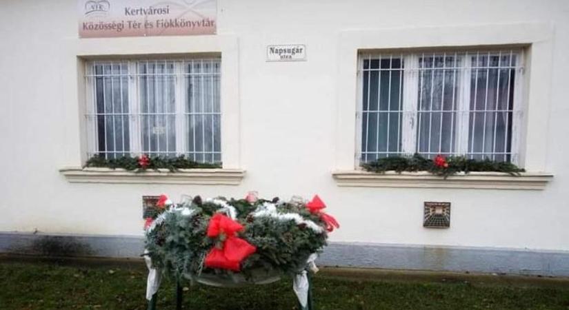 A szolnoki Kertvárosban is sorra nyílnak a kalendárium fényes ablakai