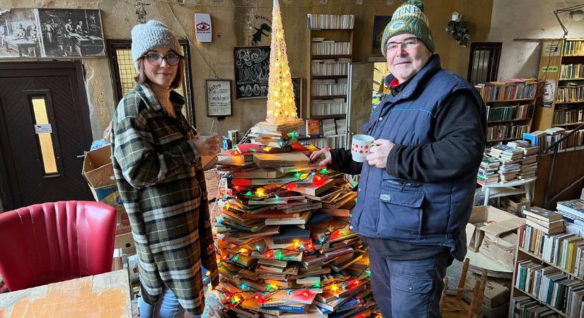 Megépült a pécsi belváros könyvkarácsonyfája (videó)