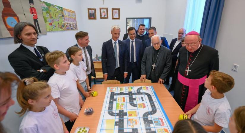 Eltorzult a magyar oktatási rendszer, a magántőke kiugróan nagy aránya veszélyeket leplez