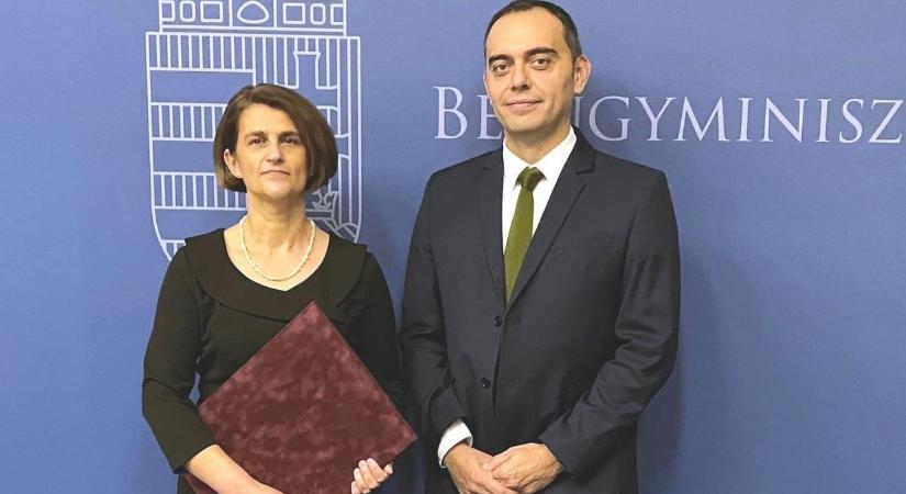 Elismerték a hevesi járási hivatalban 30 éve dolgozó szakügyintéző munkáját