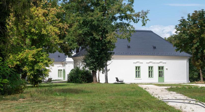 Felújították Benczúrfalván a kúriát, emlékkiállítás is helyet kapott falai között (videó)