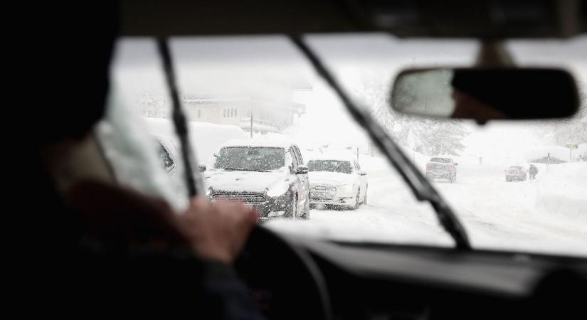 Durván lecsapott a tél Ausztrira is - bedugultak az autópályák, lavinaveszély a síparadicsomokban