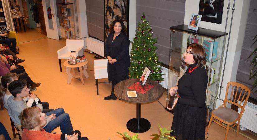 Mautner Zsófit látta vendégül a ceglédi könyvtár