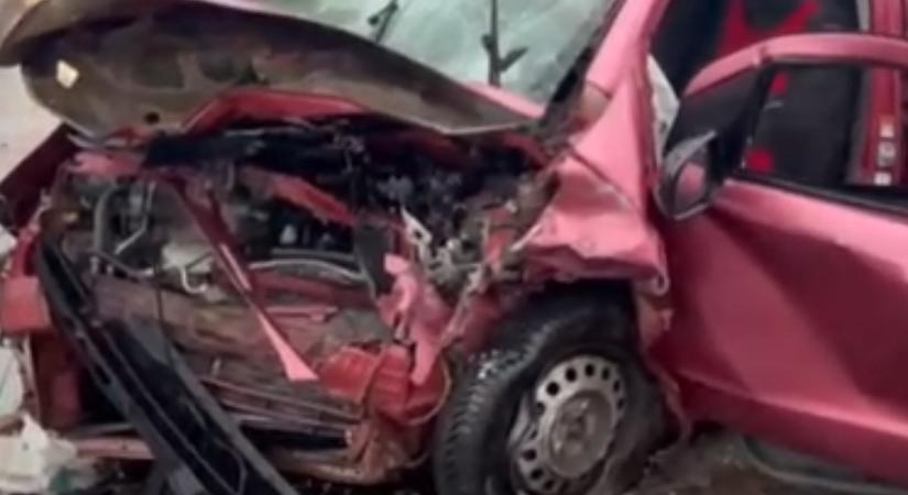 Ittasan lopott autót, pár perc alatt rommá törte