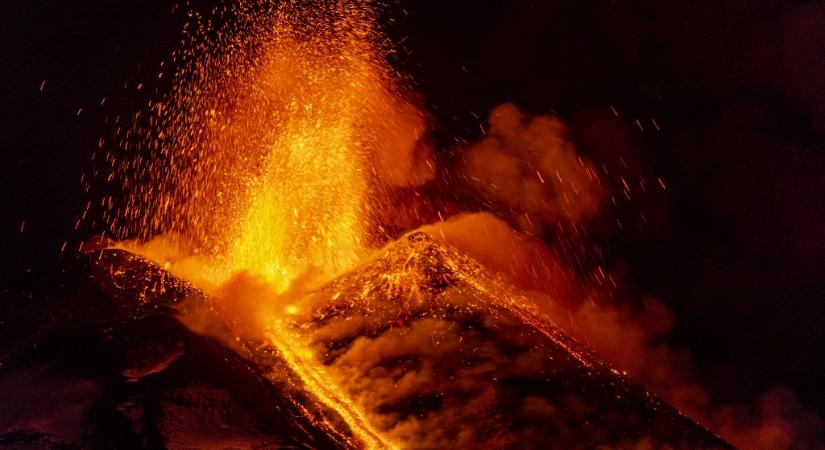 Varázslatos lávaszökőkutat produkált pénteken a hófödte Etna
