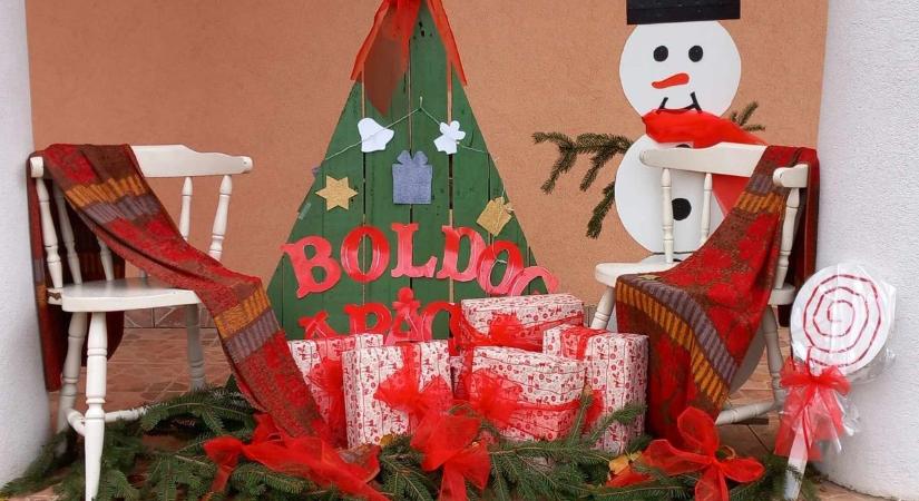 Karácsonyi díszbe öltözött Kőröstetétlen