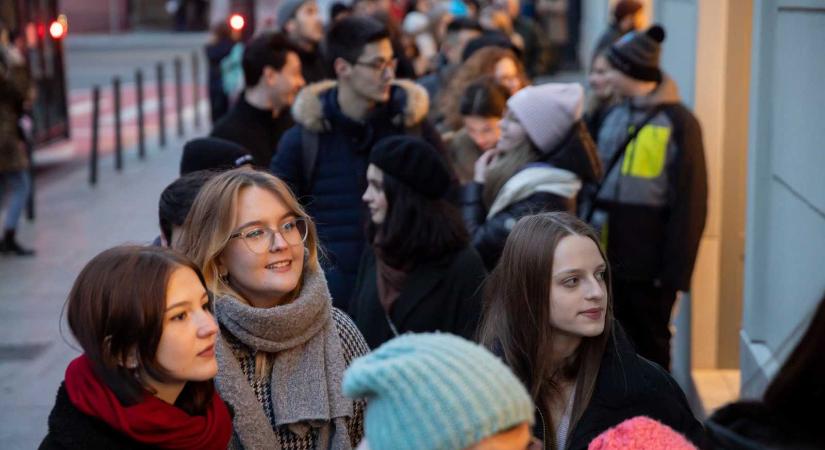 Kígyózó sorokban érkeztek a látogatók a Hintz-házba költözött könyvesboltba
