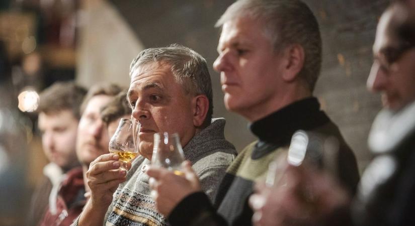 Whiskey kóstolással tettek a szűrésekért Egerben  fotók