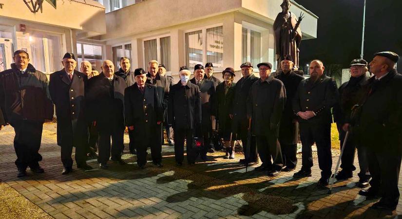 “Védő jóságoddal maradj mellettem!” – megemlékezés Szent Borbála szobránál