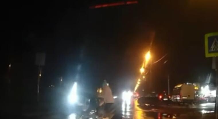 Magasról tesznek a zebrára: Babakocsiban ülő gyereket sodort el egy autós – természetesen elhajtott