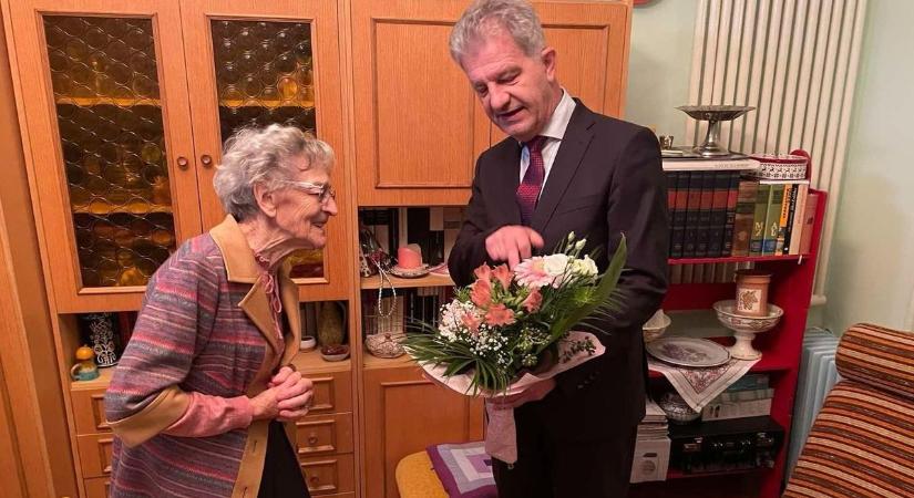 Születésnapos tanító nénit köszöntött Békéscsaba polgármestere
