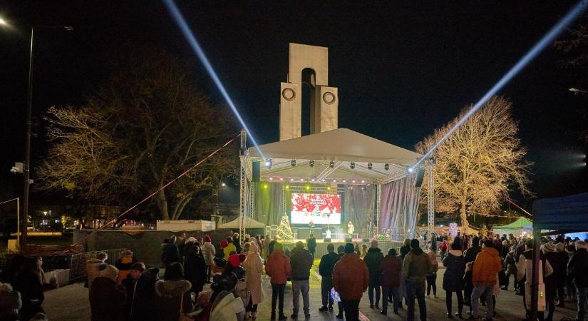 Díszben pompázik Mohács, nyit az adventi vásár a Deák téren