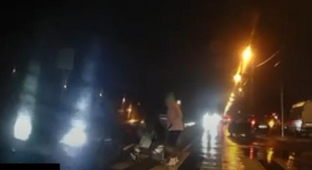 Vérfagyasztó videó: súrolta a babakocsiban ülő gyerek lábát az autós, aki még csak nem is lassított a zebránál