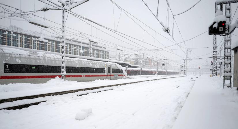 Intenzív havazás miatt súlyos vasúti fennakadásokra figyelmeztet a MÁV