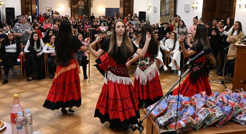 Megjött a roma Mikulás, ünnepséget tartottak az egri megyeházán  fotók